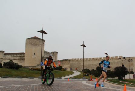 Miguel Ángel Castaño, ganador de la prueba de 10 kilómetros a su paso por el Castillo de Cuéllar.