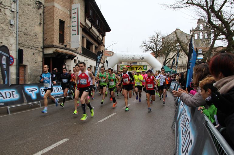 Los corredores toman la salida de la sexta edición de la carrera Murallas de Cuéllar
