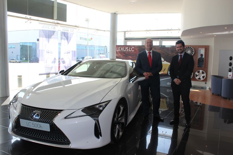 Javier Arrando, gerente de Lexus Castellón, acompañado de Dan García, del Área Manager de Lexus España, en la presentación del nuevo modelo LC 500 h