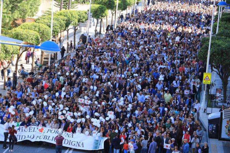 Miles de ciudadanos secundan la protesta por una sanidad digna
