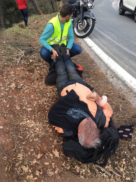 El motociclista es atendido por los servicios de emergencias