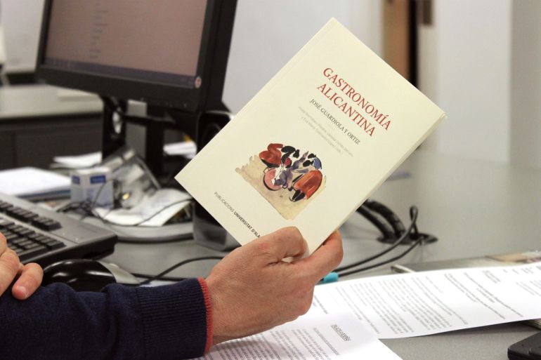 Ejemplar del libro "Gastronomía Alicantina" de José Guardiola, reeditado por la Universidad de Alicante