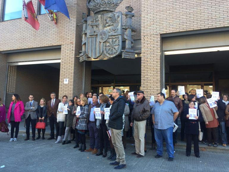 Funcionarios, abogados, procuradores y otros colectivos se manifiestan a las puertas del juzgado de Ponferrada
