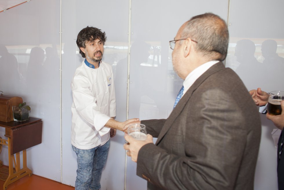 El chef Pablo Martínez saluda a Alfredo Relaño, director de AS (Foto: Pascu Méndez) El chef Pablo Martínez saluda a Alfredo Relaño, director de AS (Foto: Pascu Méndez)