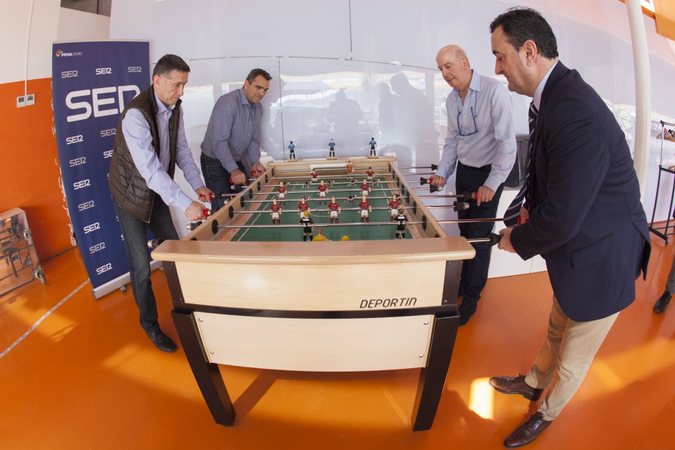 Xavi Juliá y Cholo juegan al futbolín Deportín con Domingo Camacho y Herminio Carlos (Foto: Pascu Méndez) Xavi Juliá y Cholo juegan al futbolín Deportín con Domingo Camacho y Herminio Carlos (Foto: Pascu Méndez)