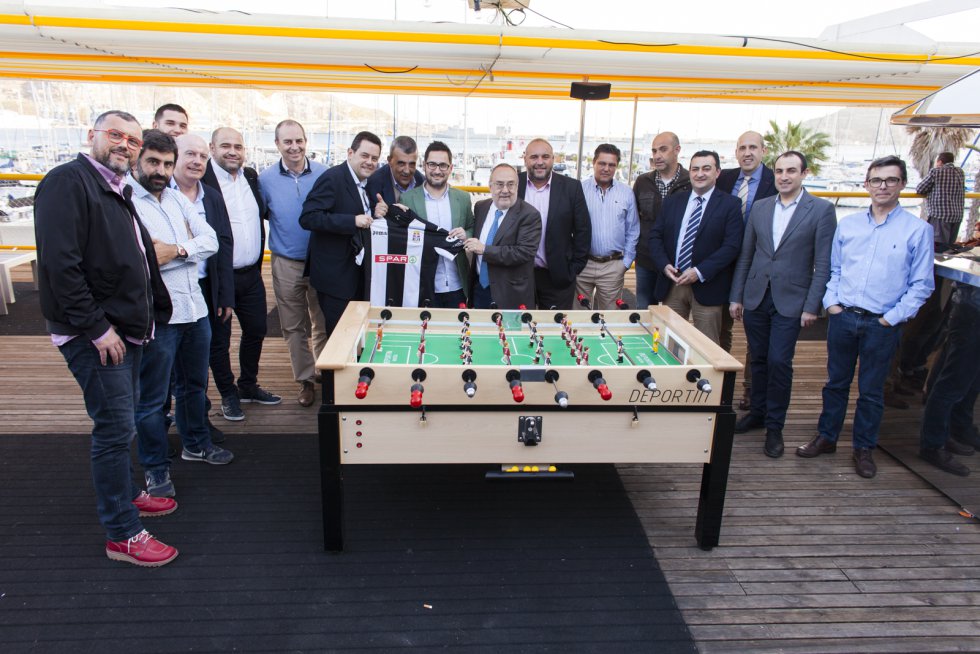 Foto de familia junto al futbolín Deportín preparado para la ocasión (Foto: Pascu Méndez) Foto de familia junto al futbolín Deportín preparado para la ocasión (Foto: Pascu Méndez)