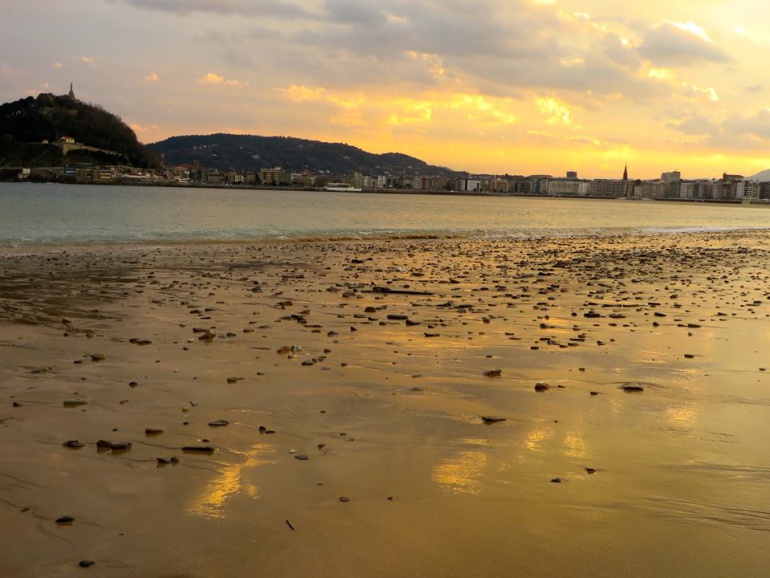 Imagen de las piedras de la playa de Ondarreta que el Ayuntamiento pretende retirar con una retroexcavadora.