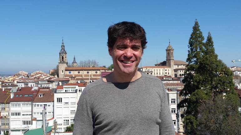 Charlamos con Fernando Iglesias, responsable de Podemos en Vitoria
