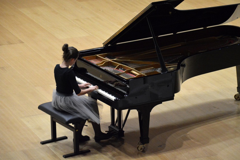 Imagen de una chica en el Concurso Internacional de Piano Ciudad de San Sebastián. 