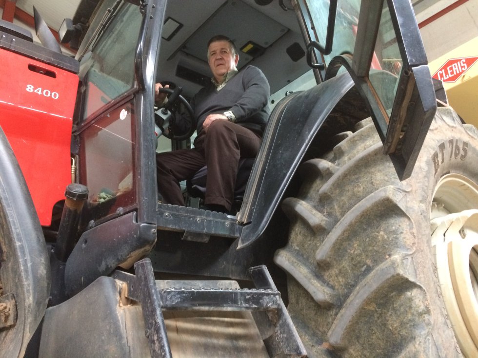 Jorge Navarro, en su tractor Jorge Navarro, en su tractor