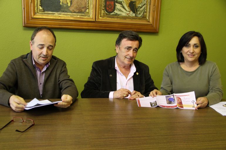 El teniente alcalde, Javier Hernánz, el alcalde de Cuéllar, Jesús García, y la concejal de Turismo,Nuria Fernández, muestran el nuevo folleto de la Judería