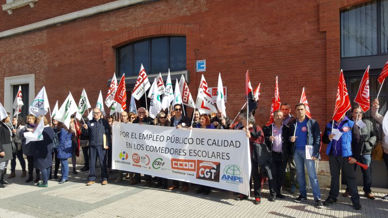 Sindicatos y FAPA denuncian la privatización de los comedores ... Sindicatos y FAPA denuncian la privatización de los comedores ...