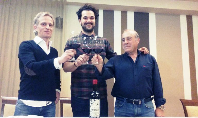 El diseñador de la etiqueta, Miguel Ángel Alfonso Guerrero, junto al director comercial de Demencia, Bruno Arias, y al restaurador y viticultor, José Alfonso Bernaín El diseñador de la etiqueta, Miguel Ángel Alfonso Guerrero, junto al director comercial de Demencia, Bruno Arias, y al restaurador y viticultor, José Alfonso Bernaín