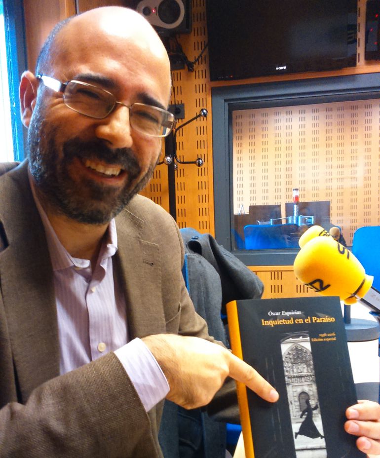 Óscar Esquivias, en el estudio de Radio Castilla, con la reedición de su novela 'Inquietud en el Paraíso'