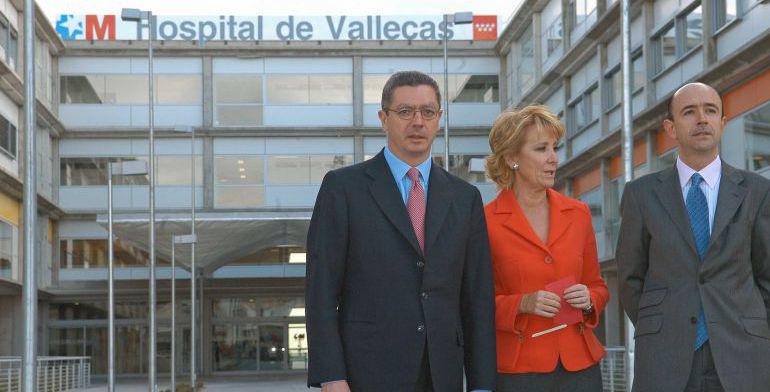 Alberto Ruiz Gallardón y Esperanza Aguirre frente al hospital de Vallecas, junto al exconsejero de Sanidad, Manuel Lamela
