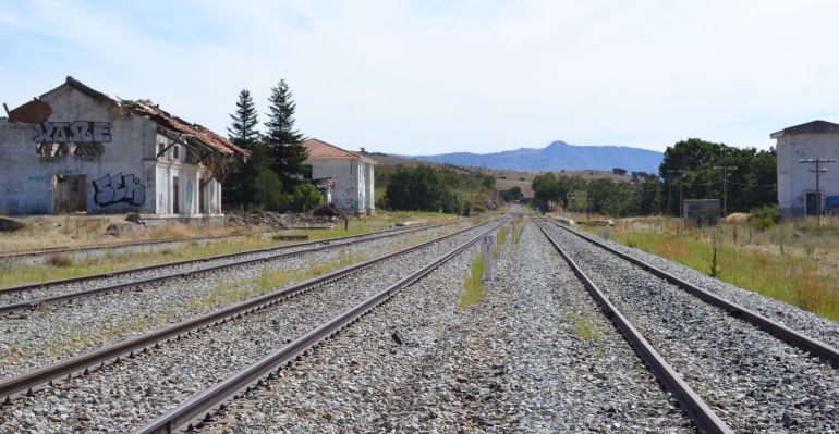 Vías y antigua estación de tren de Buitrago del Lozoya