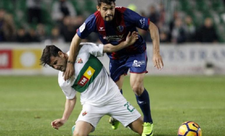 Dorca es derribado por un rival en el Elche-Huesca de esta temporada