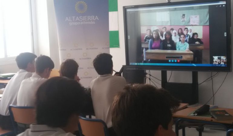 Los alumnos sevillanos del Colegio Altasierra dialogan vía skype con los alumnos palestinos de un colegio en Damasco