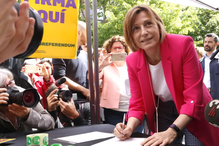 La presidenta del Parlament, Carme Forcadell, el dia de Sant Jordi, firmando por el referéndum independentista
