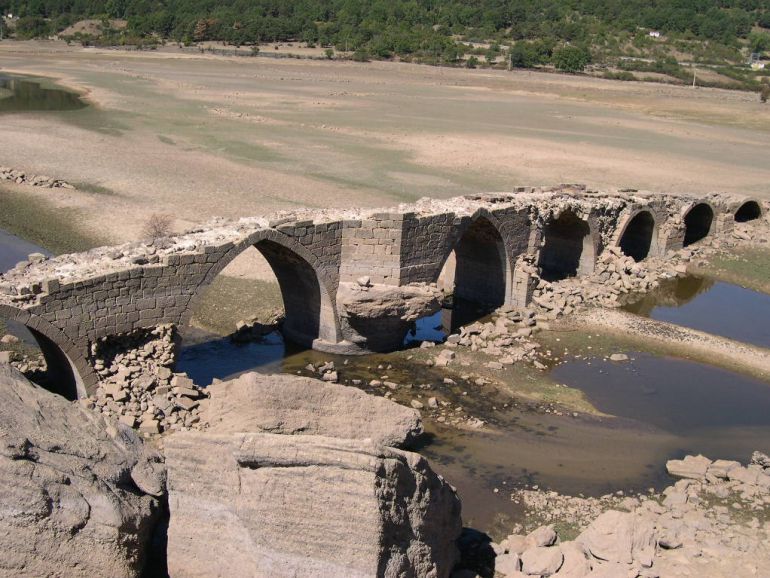 Los vecinos de Vinuesa acumulan firmas para pedir a la CHD el arreglo del puente romano