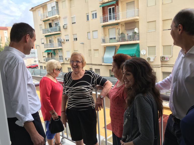 El alcalde y el concejal de Urbanismo en una de las nuevas viviendas de San Antón