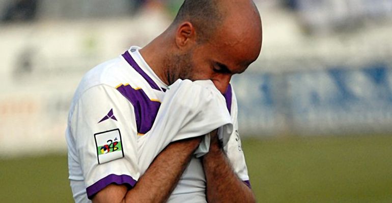 Óscar Quesada se lamenta por el descenso a Tercera División.