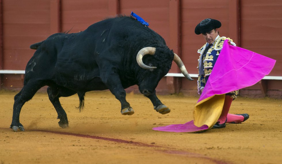 GRA475. SEVILLA, 03/04/2017.- El diestro David Fandilla "El Fandi" en la faena de su segundo toro de la tarde, en la décima corrida de abono de la Maestranza de Sevilla, con reses de las ganaderías Jandilla y Vegahermosa, en la que ha compartido cartel con los matadores Juan José Padilla y David Fandila, ' El Fandi'. EFE/Raúl Caro GRA475. SEVILLA, 03/04/2017.- El diestro David Fandilla "El Fandi" en la faena de su segundo toro de la tarde, en la décima corrida de abono de la Maestranza de Sevilla, con reses de las ganaderías Jandilla y Vegahermosa, en la que ha compartido cartel con los matadores Juan José Padilla y David Fandila, ' El Fandi'. EFE/Raúl Caro