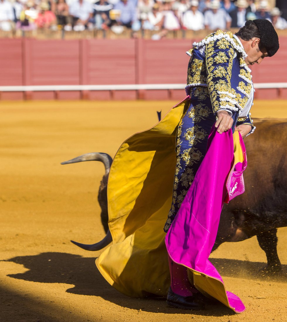 GRA411. SEVILLA, 03/04/2017.- El diestro David Fandilla "El Fandi" con su primer toro de la tarde, en la 10 corrida de abono de la Maestranza de Sevilla, con toros de las ganaderías Jandilla y Vegahermosa, en la que ha compartido cartel con los matadores Juan José Padilla y Manuel Escribano. EFE/ Raúl Caro GRA411. SEVILLA, 03/04/2017.- El diestro David Fandilla "El Fandi" con su primer toro de la tarde, en la 10 corrida de abono de la Maestranza de Sevilla, con toros de las ganaderías Jandilla y Vegahermosa, en la que ha compartido cartel con los matadores Juan José Padilla y Manuel Escribano. EFE/ Raúl Caro