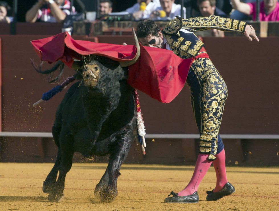 GRA397. SEVILLA, 03/04/2017.- El diestro Juan José Padilla con el primer toro de la tarde en la 10 corrida de abono de la Maestranza de Sevilla, con toros de las ganaderías Jandilla y Vegahermosa, en la que ha compartido cartel con los matadores David Fandilla "El Fandi" y Manuel Escribano. EFE/ Raúl Caro GRA397. SEVILLA, 03/04/2017.- El diestro Juan José Padilla con el primer toro de la tarde en la 10 corrida de abono de la Maestranza de Sevilla, con toros de las ganaderías Jandilla y Vegahermosa, en la que ha compartido cartel con los matadores David Fandilla "El Fandi" y Manuel Escribano. EFE/ Raúl Caro