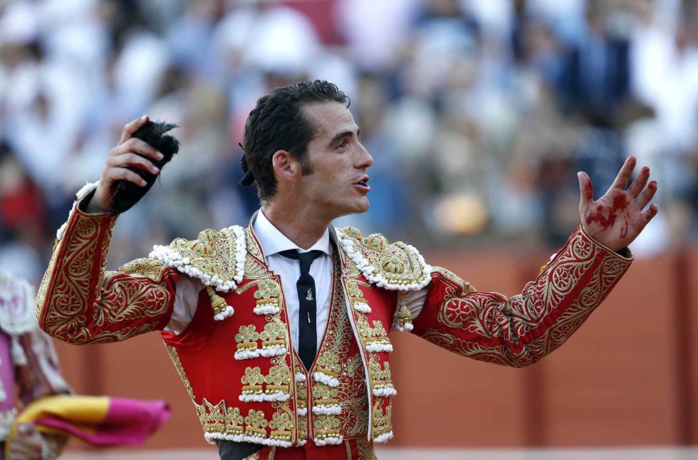 GRA479. SEVILLA, 07/05/2017.- El torero Pepe Moral saludando al público con la segunda de sus dos orejas, cortada su segundo toro, de la ganadería de Miura, en la decimocuarta corrida de abono de la Feria de Abril en la Real Maestranza de Sevilla. EFE/Julio Muñoz GRA479. SEVILLA, 07/05/2017.- El torero Pepe Moral saludando al público con la segunda de sus dos orejas, cortada su segundo toro, de la ganadería de Miura, en la decimocuarta corrida de abono de la Feria de Abril en la Real Maestranza de Sevilla. EFE/Julio Muñoz