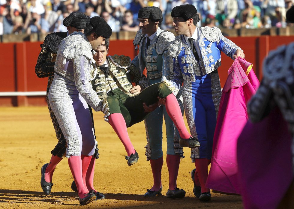 GRA470. SEVILLA, 07/05/2017.- El torero Esaú Fernández es llevado en volandas por su cuadrilla hacía la enfermería tras ser arrollado por su primer toro, de la ganadería de Miura, al que recibió a "portagayola", en la decimocuarta corrida de abono de la Feria de Abril en la Real Maestranza de Sevilla. EFE/Julio Muñoz GRA470. SEVILLA, 07/05/2017.- El torero Esaú Fernández es llevado en volandas por su cuadrilla hacía la enfermería tras ser arrollado por su primer toro, de la ganadería de Miura, al que recibió a "portagayola", en la decimocuarta corrida de abono de la Feria de Abril en la Real Maestranza de Sevilla. EFE/Julio Muñoz