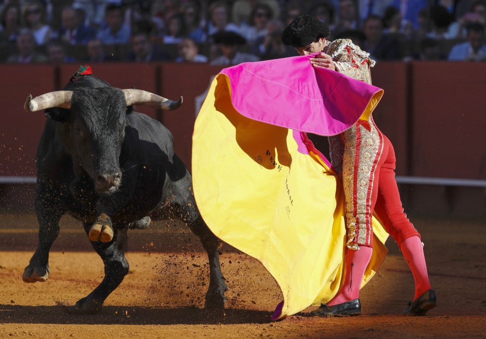 GRA456. SEVILLA, 07/05/2017.- El diestro Pepe Moral da un pase con el capote al primero de su lote, al que cortó una oreja, durante la decimocuarta corrida de abono de la Feria de Abril celebrada esta tarde en la Real Maestranza de Sevilla. EFE/Julio Muñoz GRA456. SEVILLA, 07/05/2017.- El diestro Pepe Moral da un pase con el capote al primero de su lote, al que cortó una oreja, durante la decimocuarta corrida de abono de la Feria de Abril celebrada esta tarde en la Real Maestranza de Sevilla. EFE/Julio Muñoz