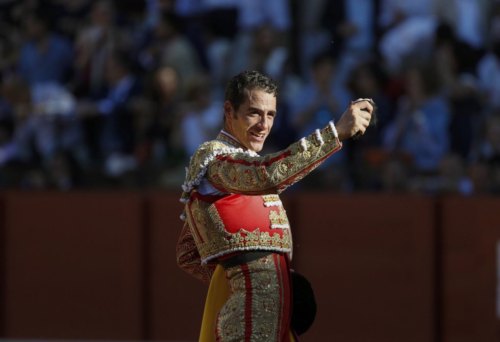 GRA452. SEVILLA, 07/05/2017.- El torero Pepe Moral saluda al público con la oreja cortada a su primer toro, de la ganadería de Miura, en la decimocuarta corrida de abono de la Feria de Abril en la Real Maestranza de Sevilla. EFE/Julio Muñoz GRA452. SEVILLA, 07/05/2017.- El torero Pepe Moral saluda al público con la oreja cortada a su primer toro, de la ganadería de Miura, en la decimocuarta corrida de abono de la Feria de Abril en la Real Maestranza de Sevilla. EFE/Julio Muñoz