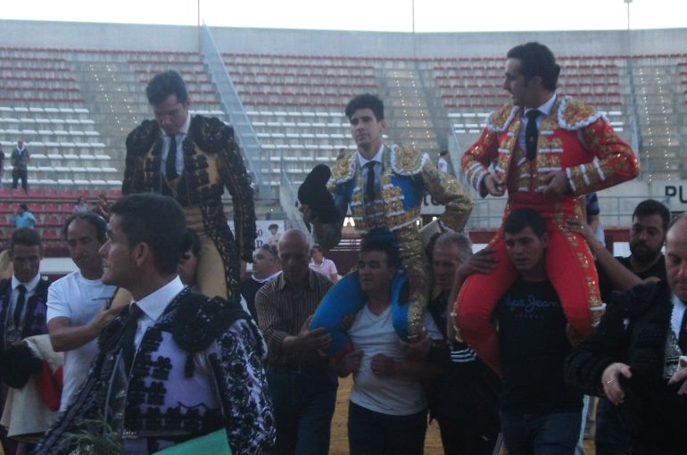 El Fandi, Daniel Luque y López Simón salen a hombros en Puertollano