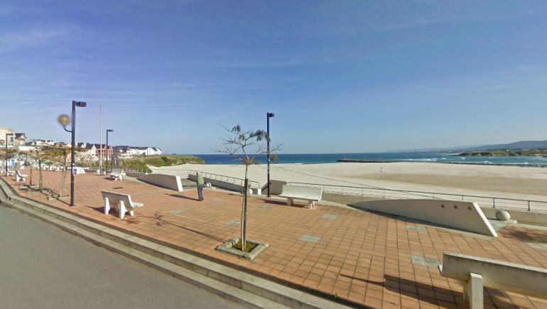 Playa y paseo de A Rapadoira en Foz, que se quedará en 2017 sin Bandera Azul
