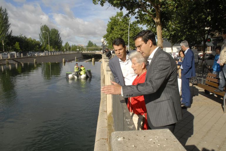 El alcalde de Granada supervisa las labores de limpieza del río Genil