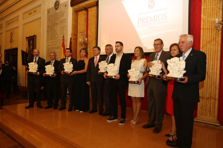 Los premiados posan junto al presidente de la Diputación, Francisco Vázquez.