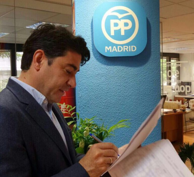 David Pérez entregando sus avales en el PP de Madrid