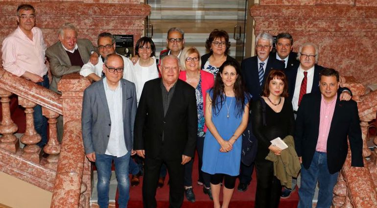 Fotografía de familia de Barcarola con sus XXXII premios 
