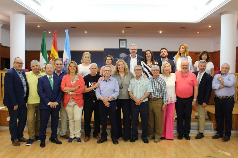 Foto de familia presidida por la alcaldesa de Motril, Flor Almón, con todos los homenajeados en el ayuntamiento de Motril con motivo de la festividad de Santa Rita
