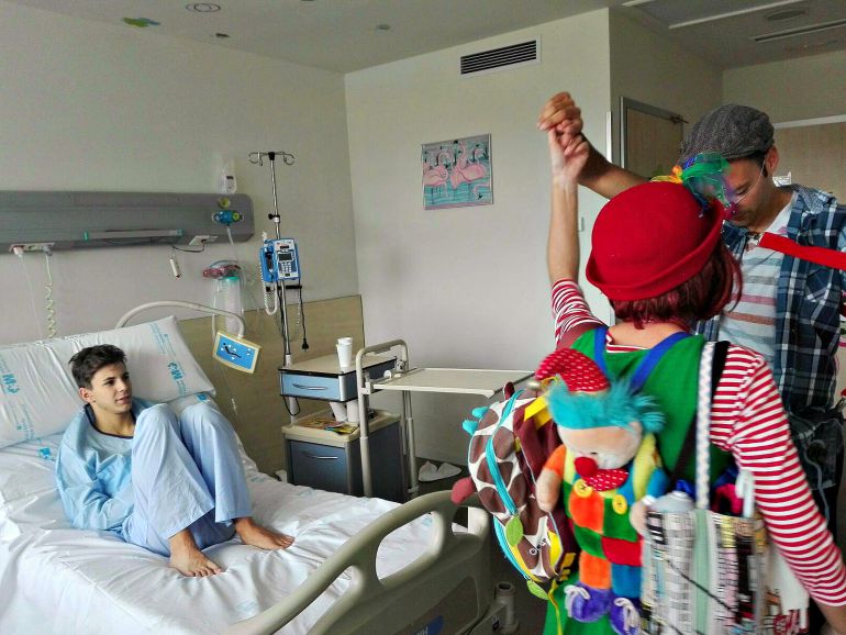 Saniclown actuándo ante un paciente de 16 años, ingresado en el Hospital Intanta Leonor de Madrid
