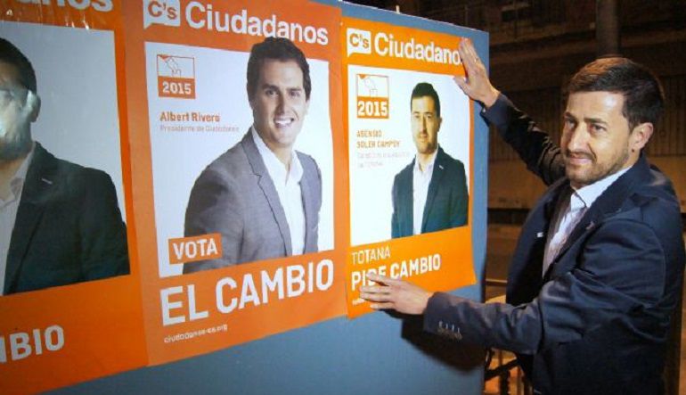 Asensio Soler Campoy en la pegada de carteles de las últimas elecciones municipales