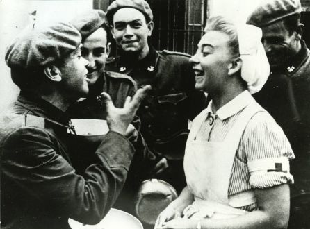 Miembros de la División Azul con una enfermera
