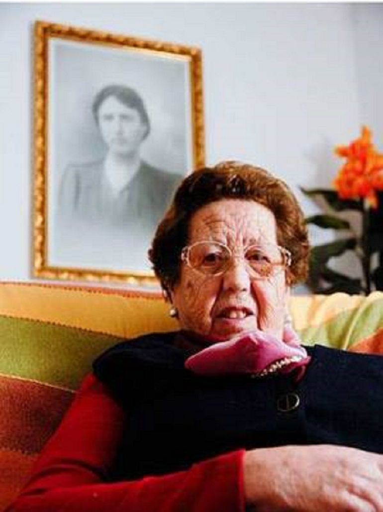 Rocío Borrego, en una foto familiar junto a un retrato de su madre 