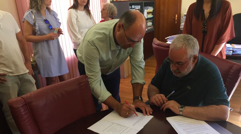El candidato del PSOE, Pedro Noguera, firma la moción de censura contra la alcaldesa del PP en Pliego