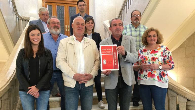 Los miembros del gobierno provincial presentando el Plan Único para los 67 concellos de la provincia de Lugo