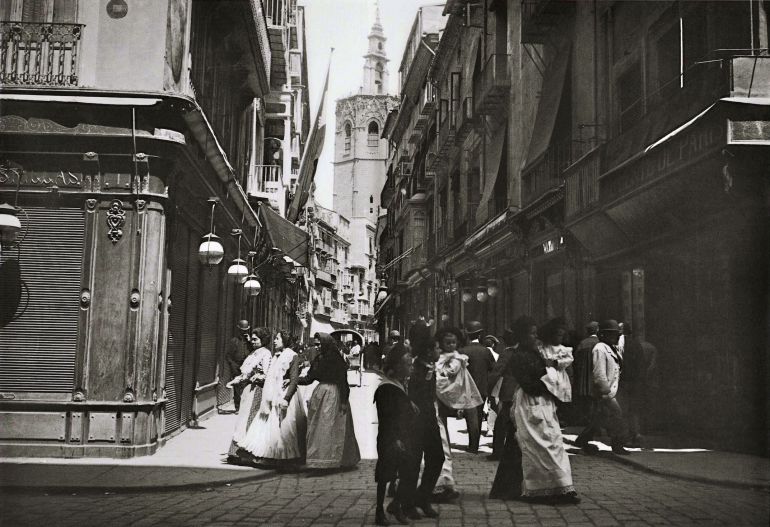 Calle Zaragoza en 1900, auténtica milla de oro del comercio de Valencia durante el siglo XIX y parte del XX.