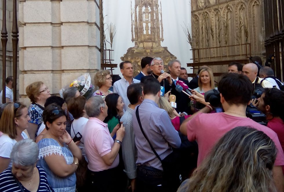 Toledanos en la Puerta de los Reyes de la Primada de Toledo Toledanos en la Puerta de los Reyes de la Primada de Toledo