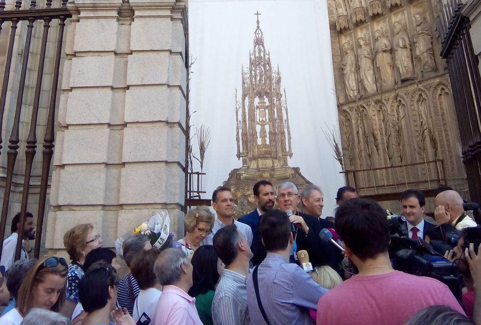 Toledanos en la Puerta de los Reyes de la Primada de Toledo Toledanos en la Puerta de los Reyes de la Primada de Toledo