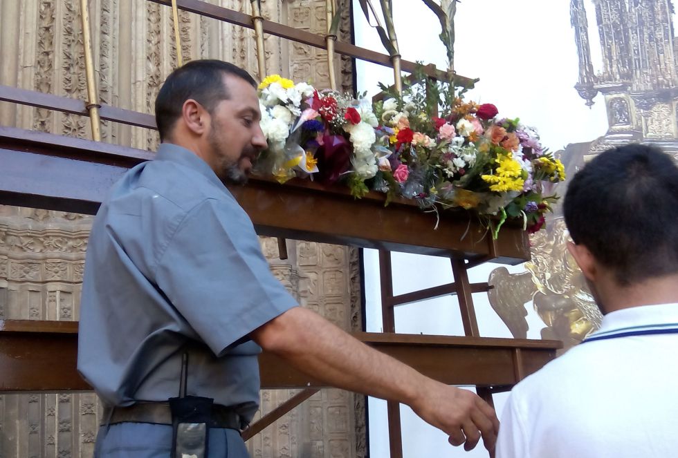 Un operario de la Catedral recoge los ramos de los niños Un operario de la Catedral recoge los ramos de los niños